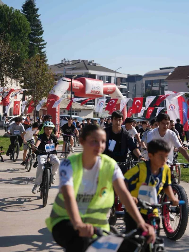 Düzce Belediyesi her yaştan vatandaşın Spor ve hareketi yaşam tarzı olarak benimsemesi için birbirinden özgün etkinlikle