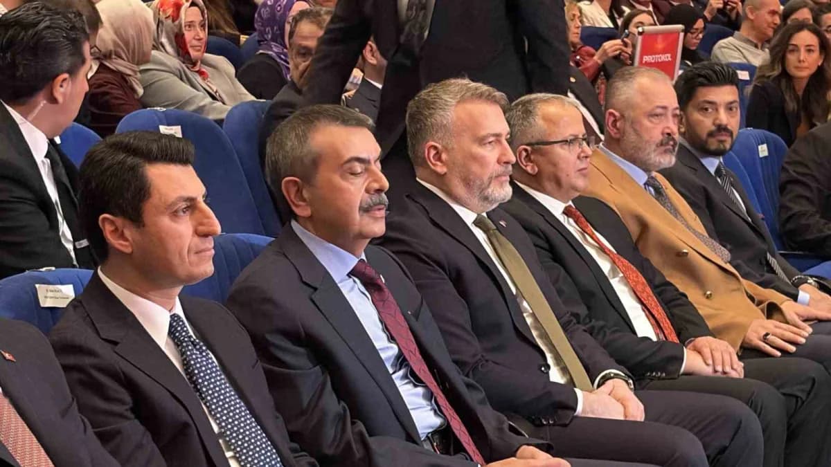 Bakan Tekin, Milli Eğitim Bakanlığı Şura Salonu'nda düzenlenen Yeni Eğitim Bilişim Ağı'nın (EBA) tan