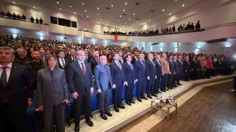 Bakan Tekin, Milli Eğitim Bakanlığı Şura Salonu'nda düzenlenen Yeni Eğitim Bilişim Ağı'nın (EBA) tan