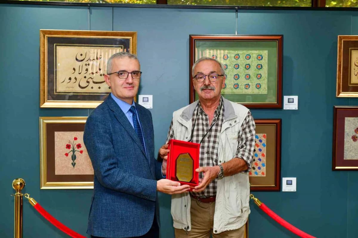Esenyurt Sanat Merkezi’nde açılan ebru sergisinden renkli ebru tabloları ve sanatseverler