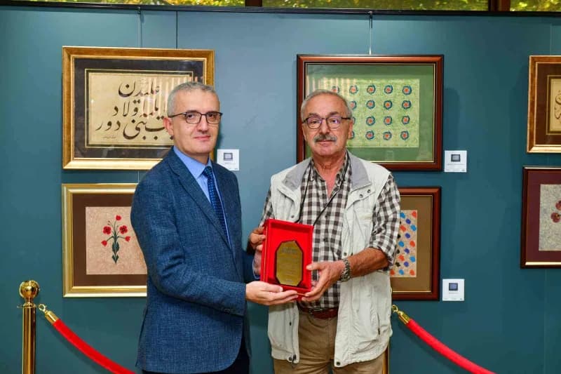 Esenyurt Sanat Merkezi’nde açılan ebru sergisinden renkli ebru tabloları ve sanatseverler