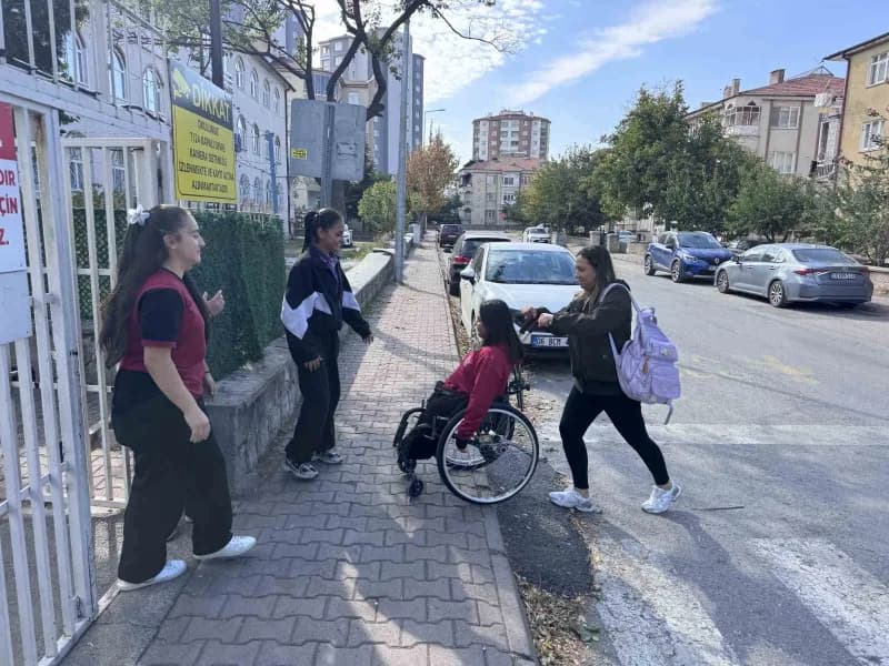 Kayseri'de yaşayan 8. Sınıf öğrencisi bedensel engelli Ecrin Bütün, kendisini yalnız bırakmayan sınıf arkadaşları sayesi