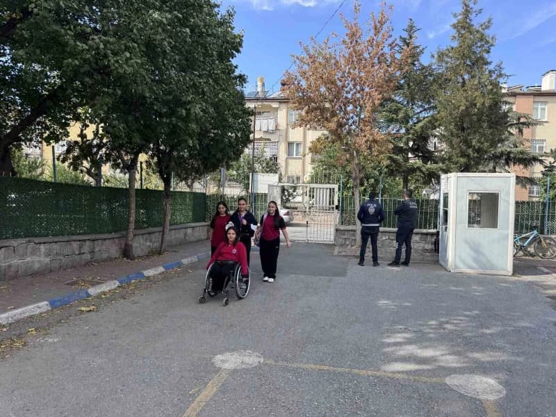 Kayseri'de yaşayan 8. Sınıf öğrencisi bedensel engelli Ecrin Bütün, kendisini yalnız bırakmayan sınıf arkadaşları sayesi
