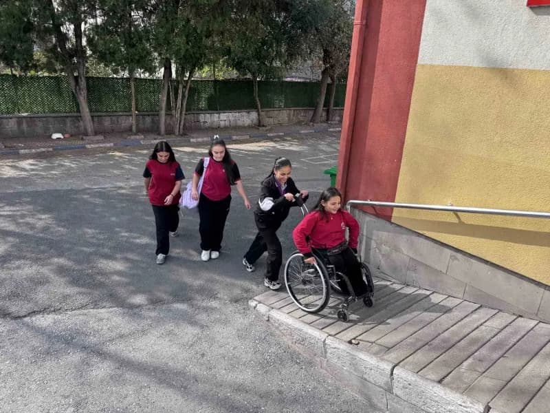 Ecrin engelini arkadaşlarıyla aşıyor