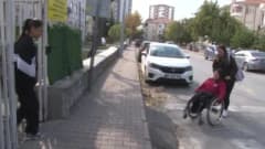 Ecrin engelini arkadaşlarıyla aşıyor