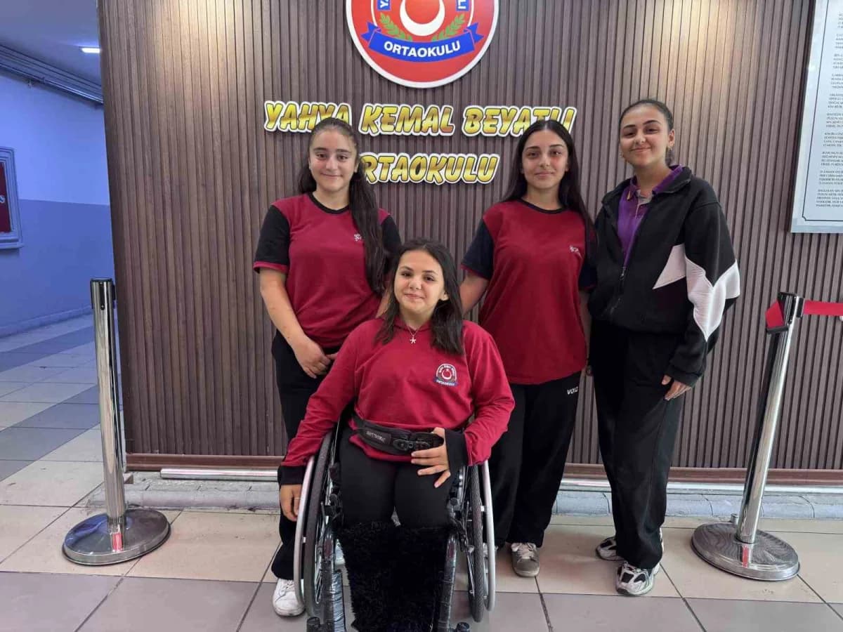 Kayseri'de yaşayan 8. Sınıf öğrencisi bedensel engelli Ecrin Bütün, kendisini yalnız bırakmayan sınıf arkadaşları sayesi