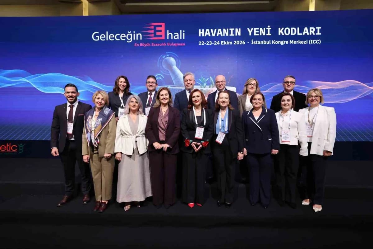 İstanbul Kongre Merkezi'nde düzenlenen Geleceğin E Hali 2026 Kongresi'nde eczacılar panel ve oturuml