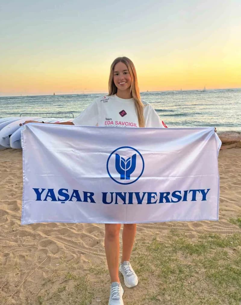 Ultramaraton yüzücüsü ve Yaşar Üniversitesi öğrencisi 18 yaşındaki Eda Savcıgil, dünyanın en zorlu açık su parkurlarında