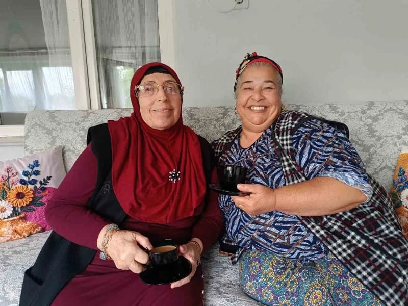 Uzunköprü ilçesine bağlı Salarlı köyüne giden Kaçar, çocukluğunun geçtiği sokaklarda yıllardır görmediği komşuları ve ak