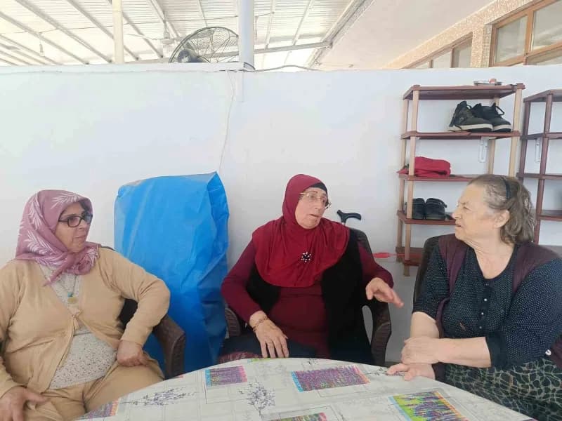 Yıllarını geçirdiği köyüne yeniden adım atan Kaçar, eski evini görünce duygusal anlar yaşarken, köylüleri tarafından da