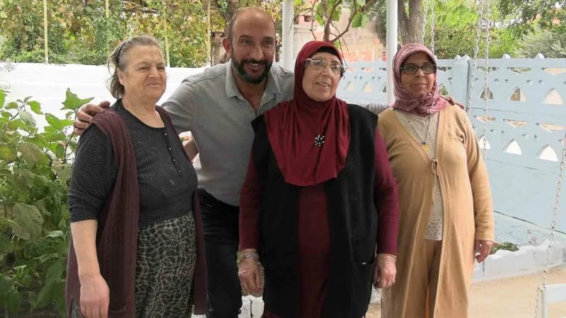 77 yaşındaki Asiye Kaçar 2 yıldır gitmediği köyüne götürüldü. 2 yıl sonra akrabaları, arkadaşları ve komşuları ile yenid