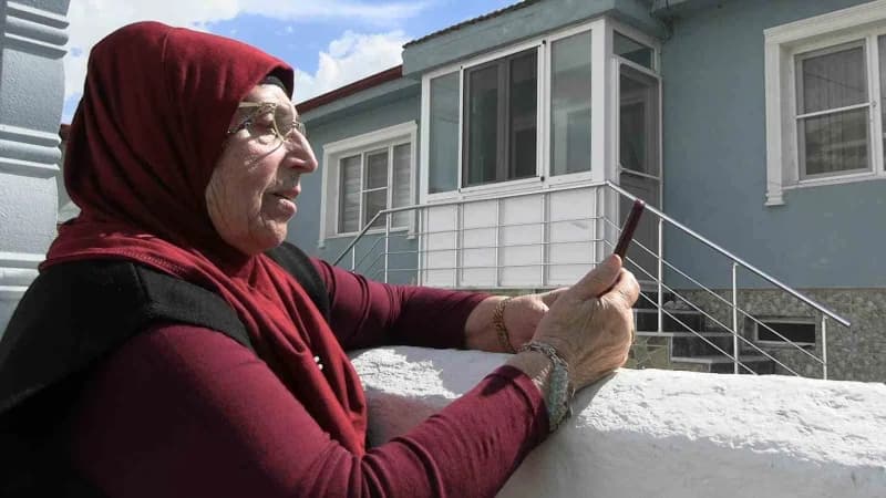 Edirne’de huzurevinde yaşayan 77 yaşındaki Asiye Kaçar, Dünya Yaşlılar Günü’nde 2 yıl aradan sonra doğup büyüdüğü köyüne