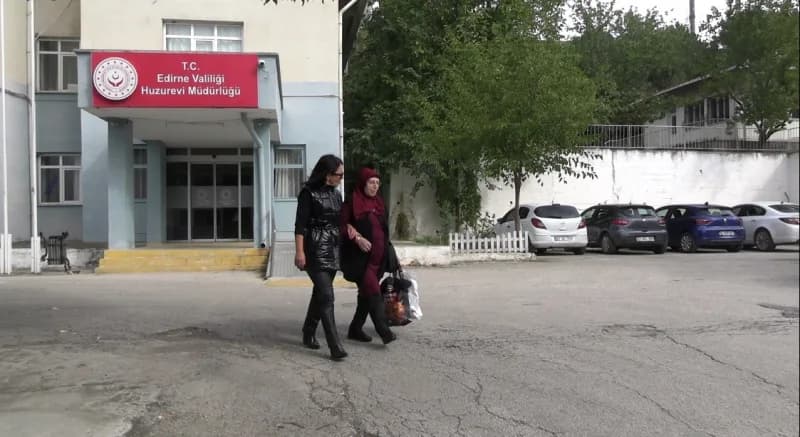 Edirne Uzunköprü Salarlı köyünde 77 yaşındaki Asiye Kaçar köy kahvesinde köylülerle sohbet ediyor
