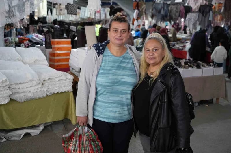 Pazarı tercih eden Şenay Özeker, "Her şeyi bulabiliyoruz. (Uzunboylu) pazarda alışveriş yapan vatandaşlardan Sunay Yenik