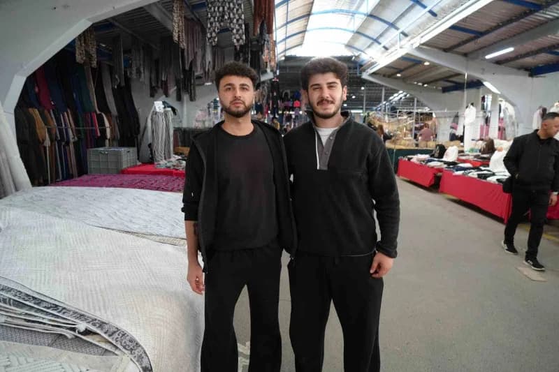 Pazara alışveriş için gelen vatandaşların ürün çeşitliliği ve fiyatların uygunluğundan memnun olduklarını vurgulayan hal