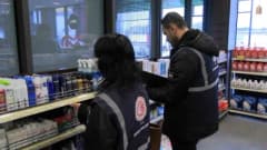 Edirne’de fiyat ve etiket denetimi yapılan yeme içme işletmesi ve market rafları