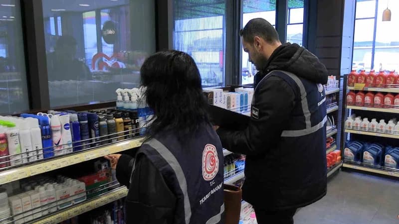 Edirne’de fiyat ve etiket denetimi yapılan yeme içme işletmesi ve market rafları