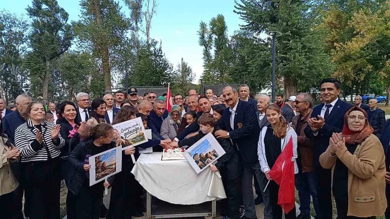 Edirne'de Aile ve Sosyal Hizmetler İl müdürlüğü öncülüğünde 1 Ekim Dünya Yaşlılar Günü dolayısıyla Millet Bahçesi'nde fa