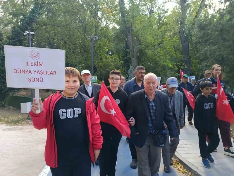 Edirne'de Aile ve Sosyal Hizmetler İl müdürlüğü öncülüğünde 1 Ekim Dünya Yaşlılar Günü dolayısıyla Millet Bahçesi'nde fa