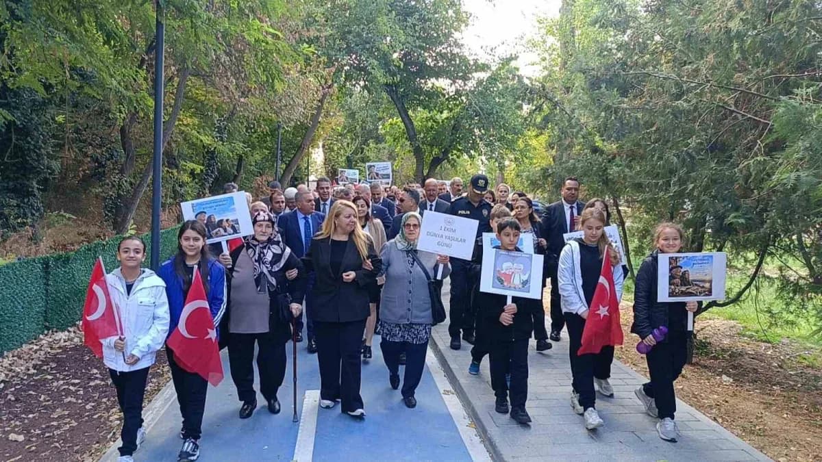 Edirne'de Aile ve Sosyal Hizmetler İl müdürlüğü öncülüğünde 1 Ekim Dünya Yaşlılar Günü dolayısıyla Millet Bahçesi'nde fa