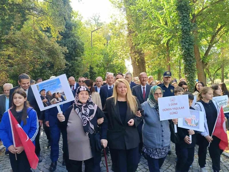 Edirne'de Aile ve Sosyal Hizmetler İl müdürlüğü öncülüğünde 1 Ekim Dünya Yaşlılar Günü dolayısıyla Millet Bahçesi'nde fa