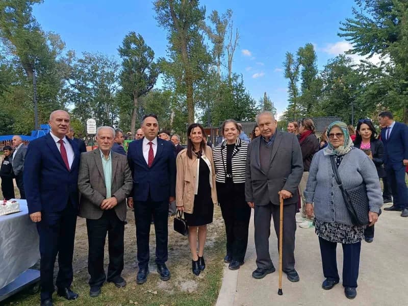Edirne'de Aile ve Sosyal Hizmetler İl müdürlüğü öncülüğünde 1 Ekim Dünya Yaşlılar Günü dolayısıyla Millet Bahçesi'nde fa