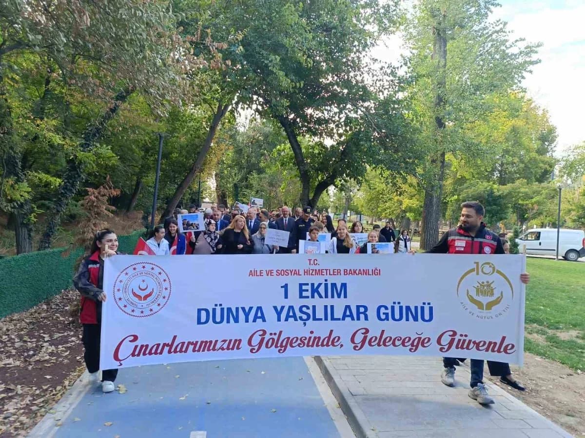 Edirne Millet Bahçesi’nde Dünya Yaşlılar Günü kapsamında düzenlenen farkındalık yürüyüşünden bir kare