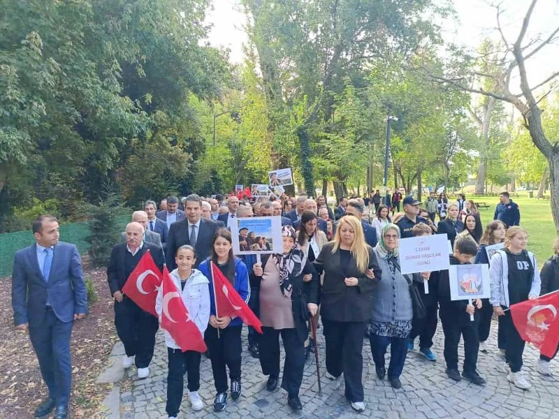 Edirne'de Aile ve Sosyal Hizmetler İl müdürlüğü öncülüğünde 1 Ekim Dünya Yaşlılar Günü dolayısıyla Millet Bahçesi'nde fa