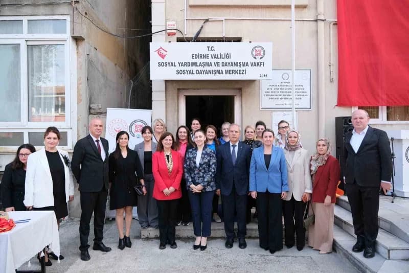 Edirne Sosyal Dayanışma Merkezi’nde (SODAM), “Bir Kadın, Bin Umut” temasıyla yeni eğitim döneminin açılışı gerçekleştiri