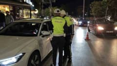 Edirne'de trafik polisleri rutin denetim sırasında sürücünün ehliyetini kontrol ediyor