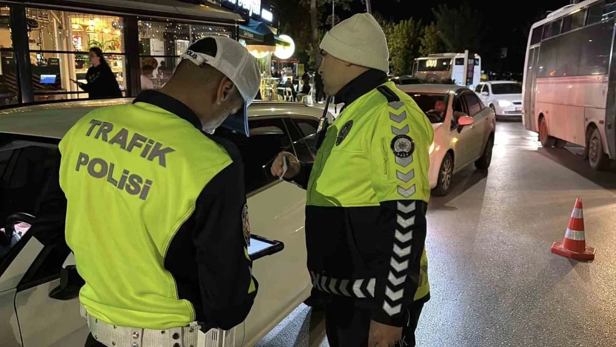 Edirne’de Trafik denetiminde ehliyetinin süresinin dolduğunu öğrenen sürücü: "Güzel bir doğum günü hediyesi oldu"