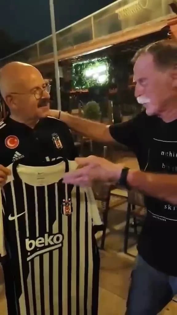 Edirne Merkez Barut Mahallesi Muhtarı Zeki Yaşagör, gençlik yıllarında hayranlık duyduğu Beşiktaş'ın eski futbolcularınd