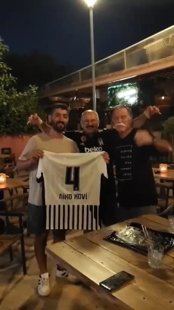 Edirne Merkez Barut Mahallesi Muhtarı Zeki Yaşagör, gençlik yıllarında hayranlık duyduğu Beşiktaş'ın eski futbolcularınd