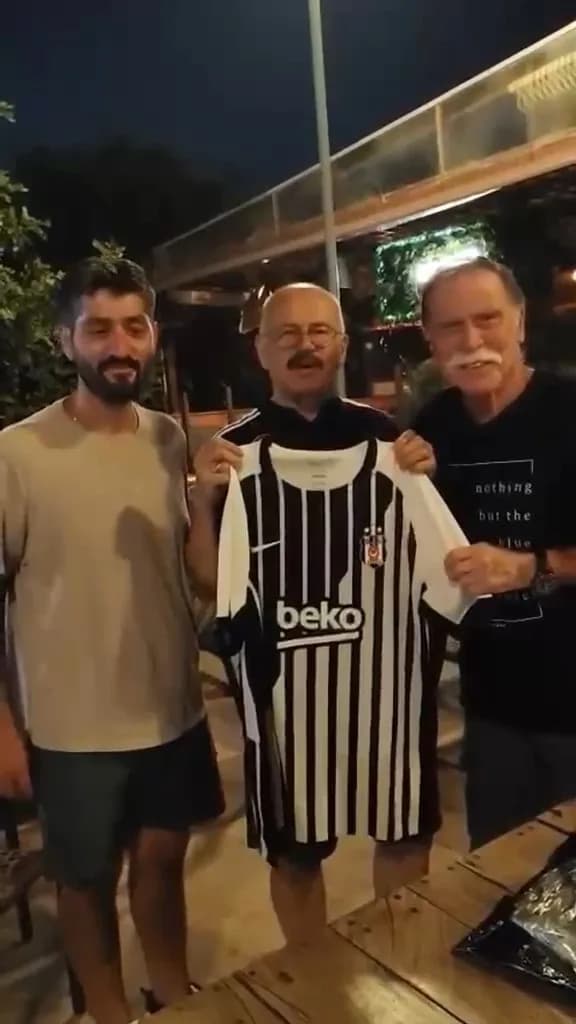 Edirne Merkez Barut Mahallesi Muhtarı Zeki Yaşagör, gençlik yıllarında hayranlık duyduğu Beşiktaş'ın eski futbolcularınd