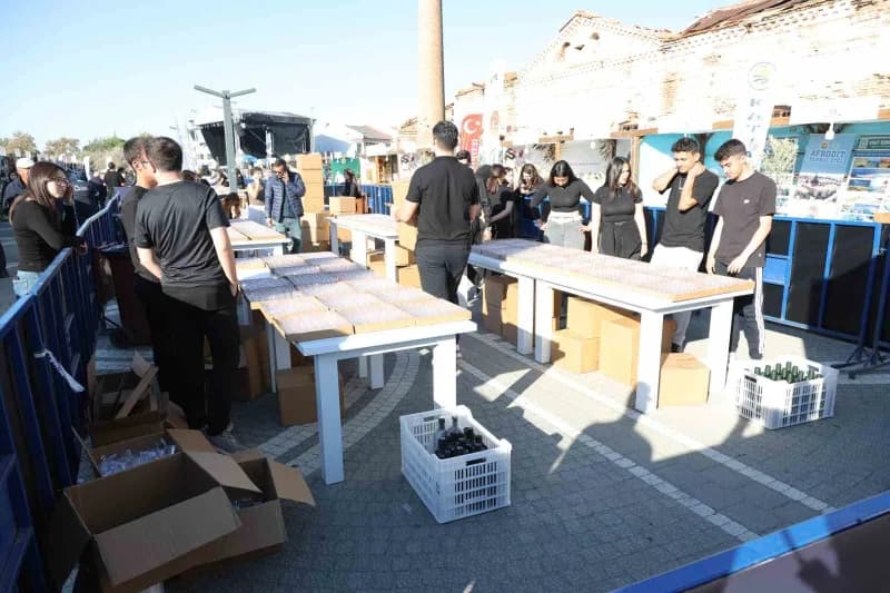Edremit, İspanya’ya ait olan 12 bin 909 kişilik Rekoru 13 binden fazla katılımcıyla kırarak Dünya tarihine geçmeyi hedef