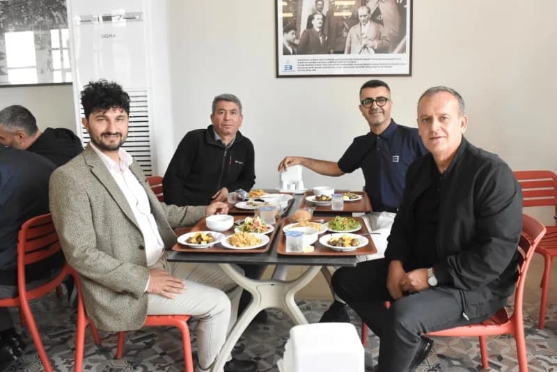 Edremit Belediye Başkanı Mehmet Ertaş, Ekim ayı olağan meclis toplantısının ertesi günü Belediye meclis üyelerini, kente