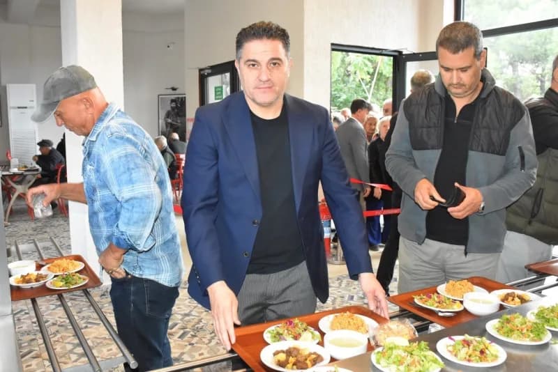 Edremit Belediye Başkanı Mehmet Ertaş, Ekim ayı olağan meclis toplantısının ertesi günü Belediye meclis üyelerini, kente