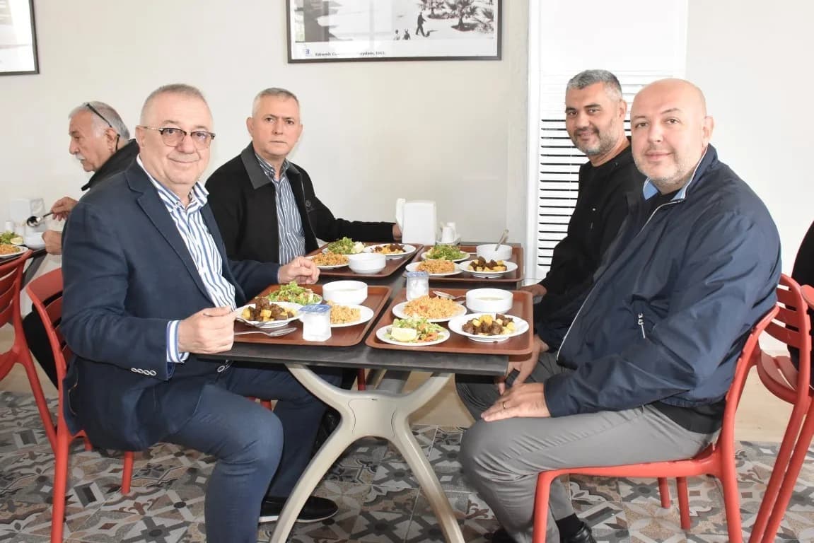 Edremit Belediye Başkanı Mehmet Ertaş ve meclis üyeleri Kent Lokantası ve Kent Kafe’de bir arada