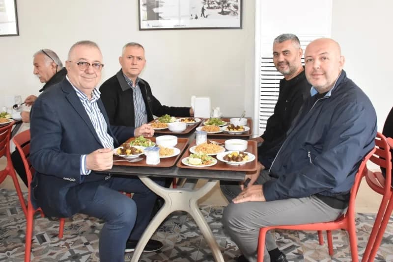 Edremit Belediye Başkanı Mehmet Ertaş ve meclis üyeleri Kent Lokantası ve Kent Kafe’de bir arada