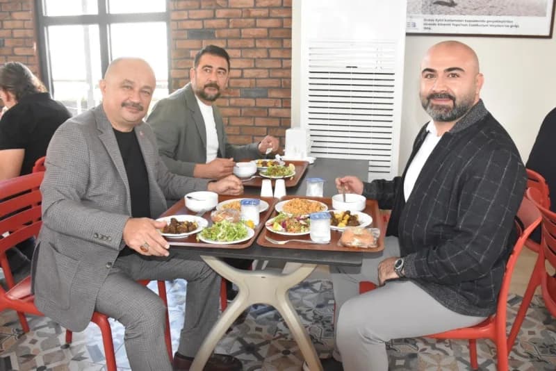 Edremit Belediye Başkanı Mehmet Ertaş, Ekim ayı olağan meclis toplantısının ertesi günü Belediye meclis üyelerini, kente