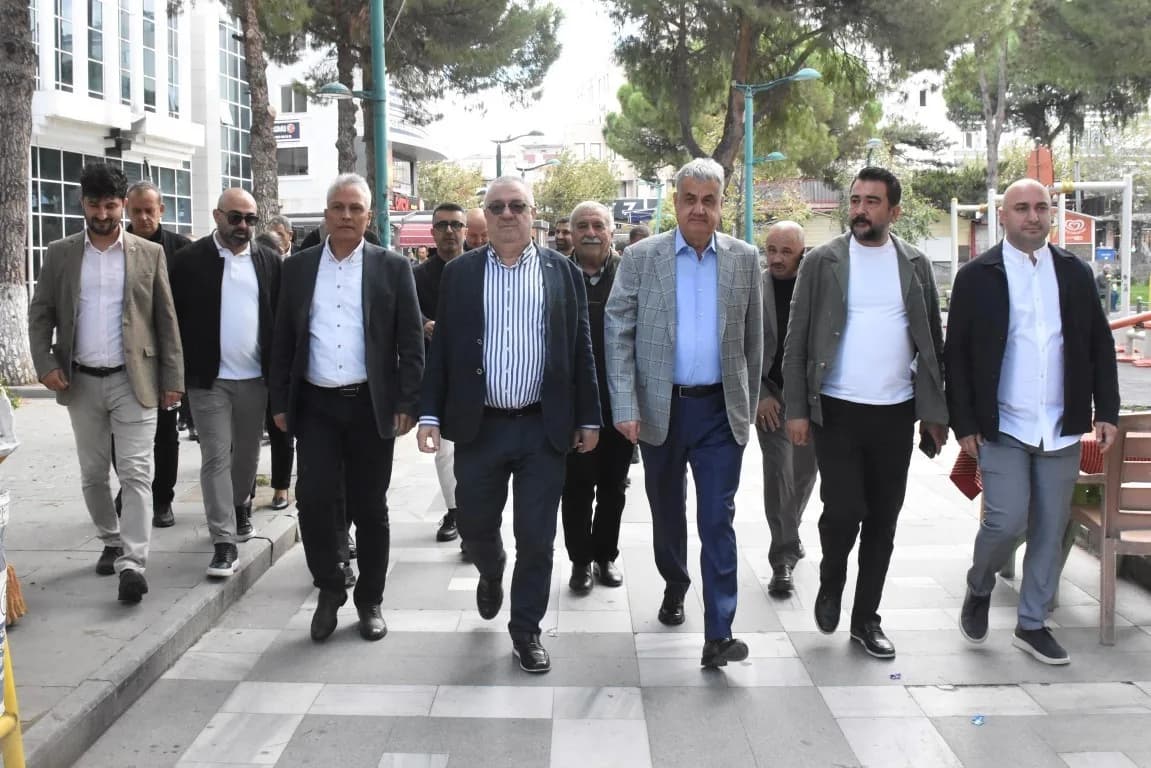 Edremit Belediye Başkanı Mehmet Ertaş, Ekim ayı olağan meclis toplantısının ertesi günü Belediye meclis üyelerini, kente