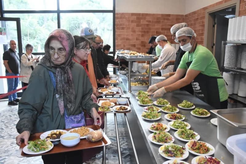 Edremit Belediye Başkanı Mehmet Ertaş, Ekim ayı olağan meclis toplantısının ertesi günü Belediye meclis üyelerini, kente