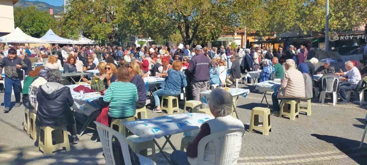 Balıkesir Edremit Kızılkeçili Mahallesi'nde düzenlenen çiftçi hayrında köylüler imece usulüyle yemek hazırlıyor ve misaf