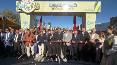 Edremit FestOlive Zeytinyağı Tadım Festivali'nde stantlar ve katılımcılar zeytinyağı tadımı yapıyor