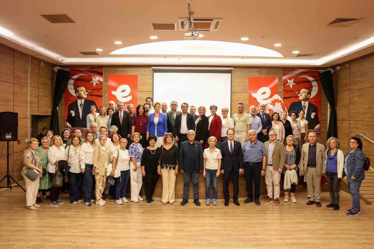 Efeler Belediyesi 2. Bahar Üniversitesi lansmanında konuşan Anıl Yetişkin ve katılımcılar