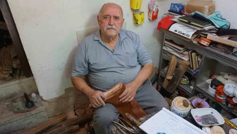Körüklü çizmenin dünyadaki son ustası Hasan Hüseyin Öter, yarım asrı aşkın süredir deriye şekil veriyor