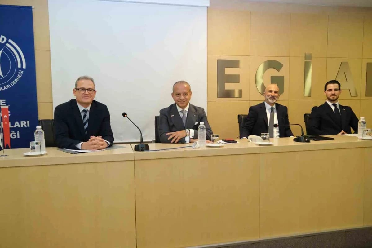 EGİAD tarafından düzenlenen panelde iş dünyası ve fahri konsoloslar bir arada