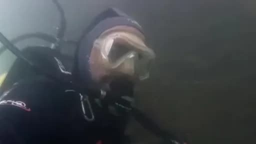 Diyarbakır Eğil baraj gölünde su altında kalan tarihi mezarların başında dua eden Deniz Temel