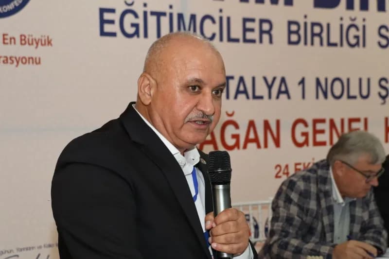 Eğitim-Bir-Sen Antalya 1 No’lu Şube 8. Olağan Genel Kurulu’nda Eyüp Bülent Miran konuşma yapıyor