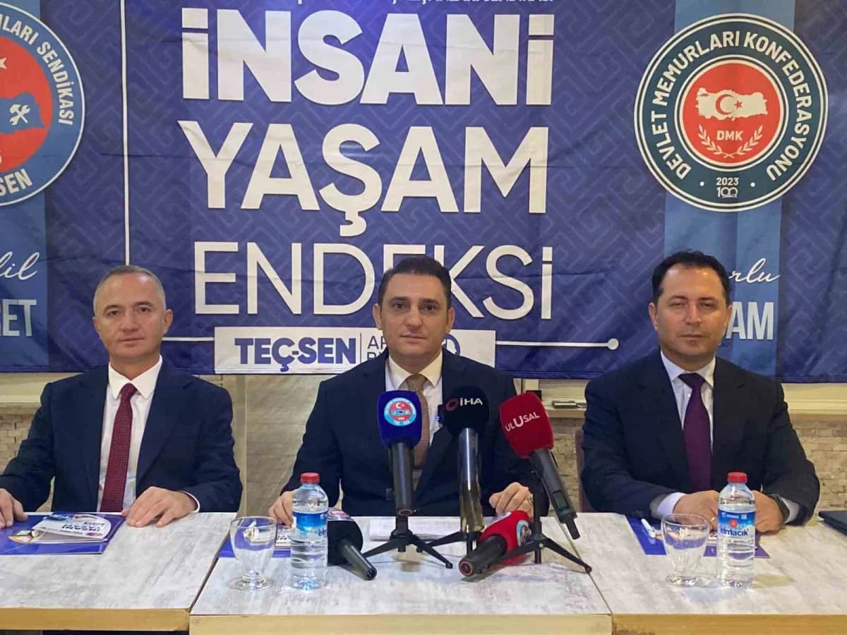 TEÇ-SEN Genel Başkanı Ümit Demirel basın toplantısında insani yaşam maliyeti raporunu açıklıyor